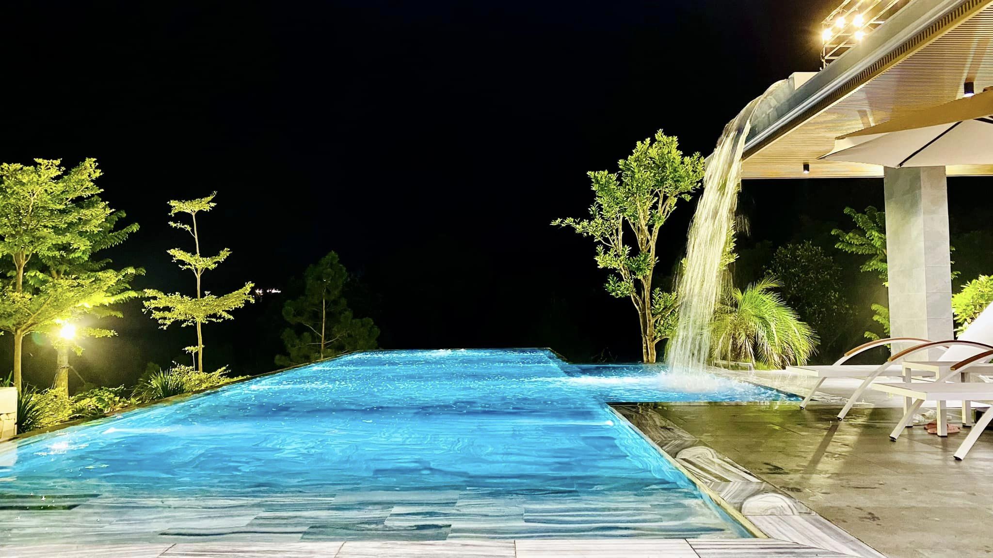 Bể bơi vô cực 120m² và thác nước ban đêm