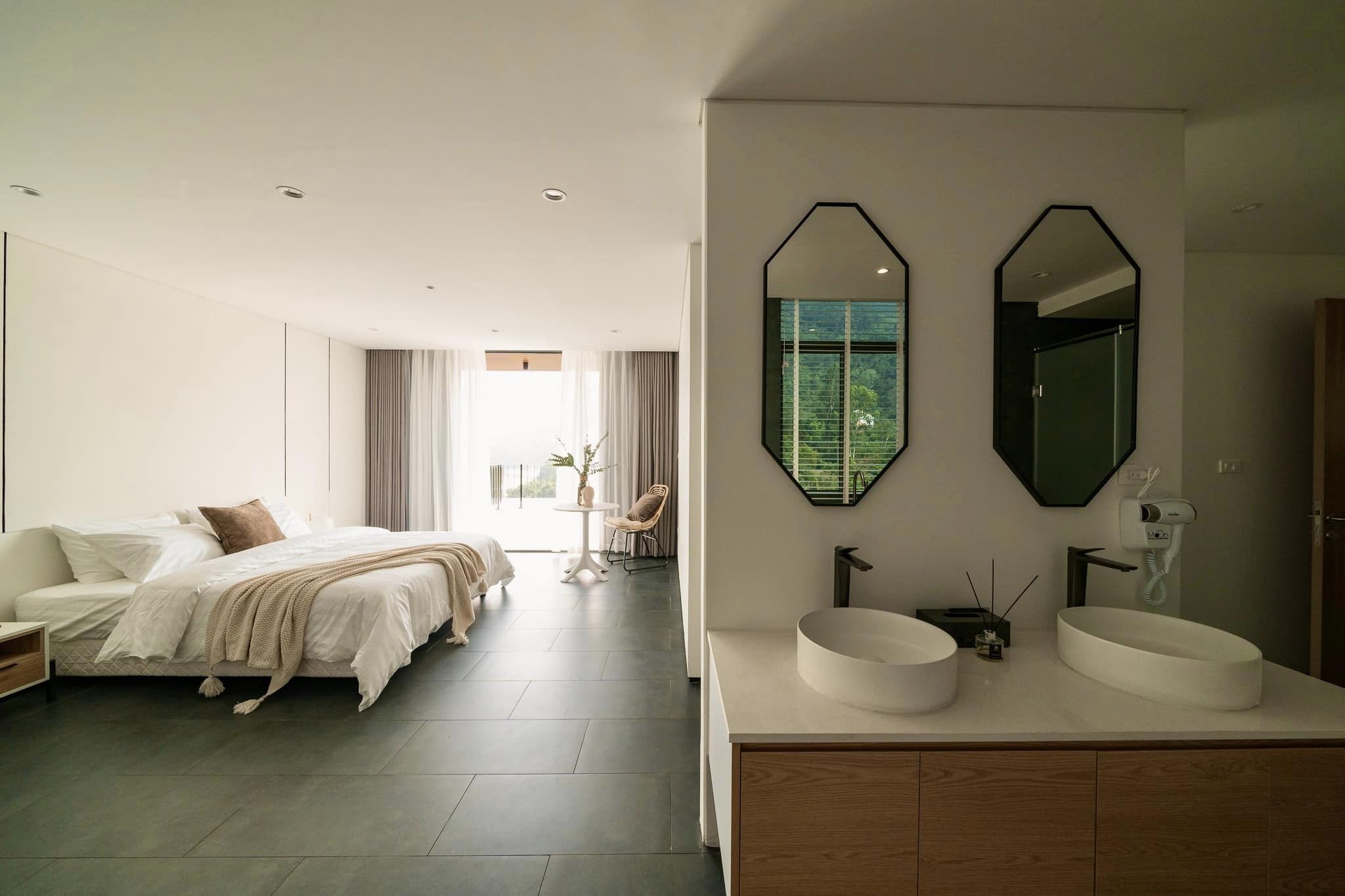 Phòng ngủ master bed với view núi