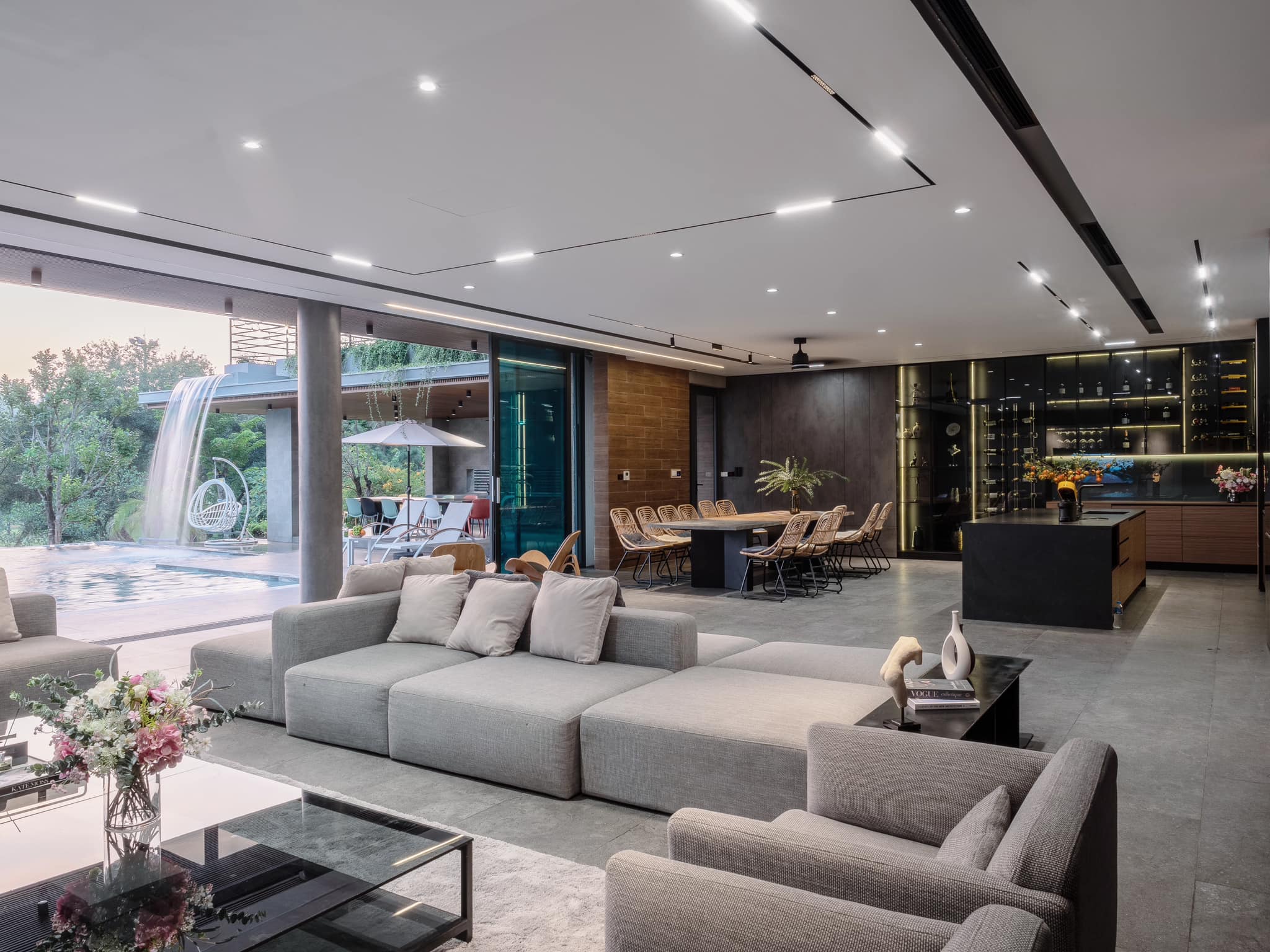 Phòng khách mở thông ra bể bơi và thác nước