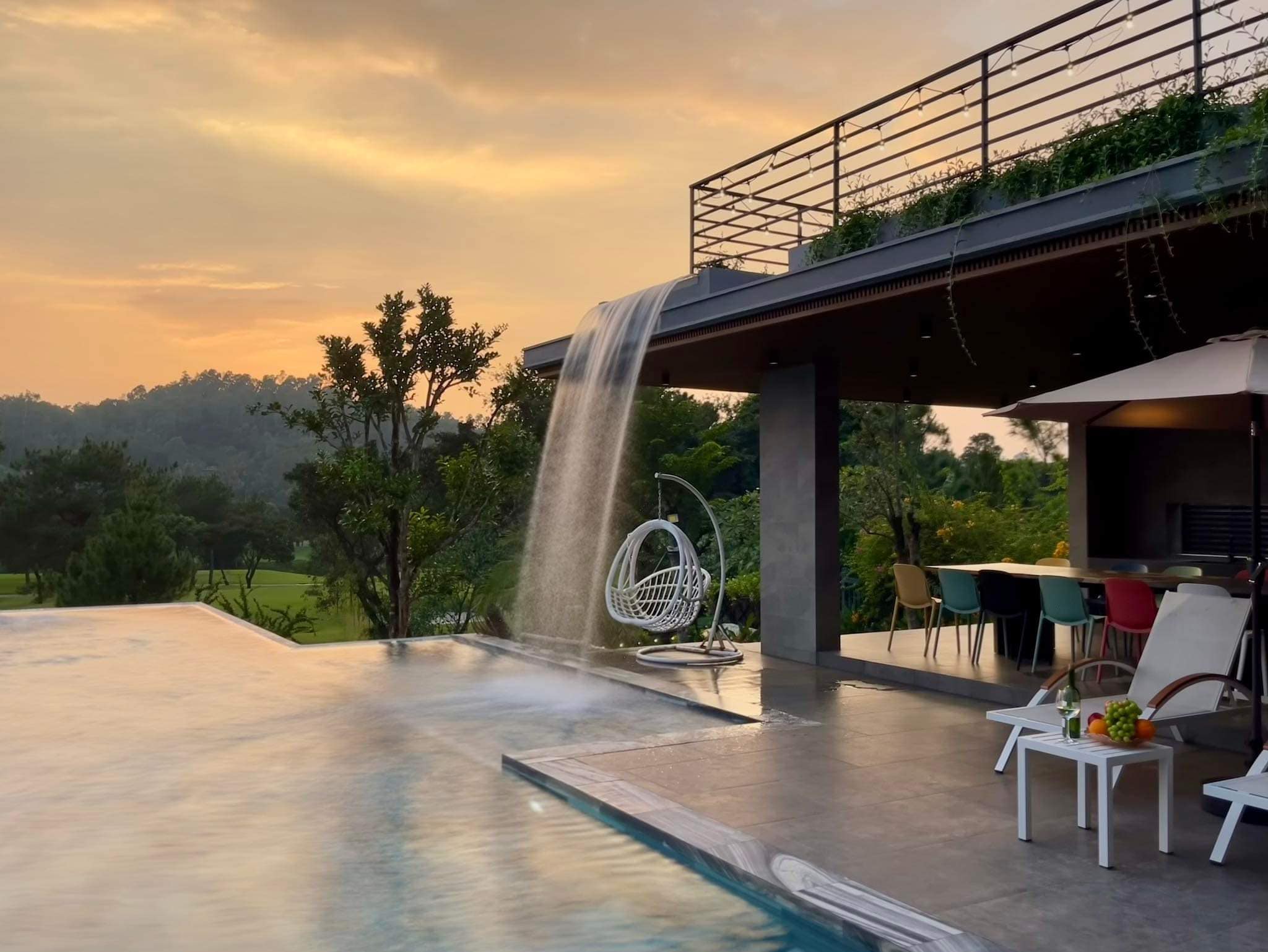 Bể bơi vô cực view hoàng hôn và thác nước tự nhiên