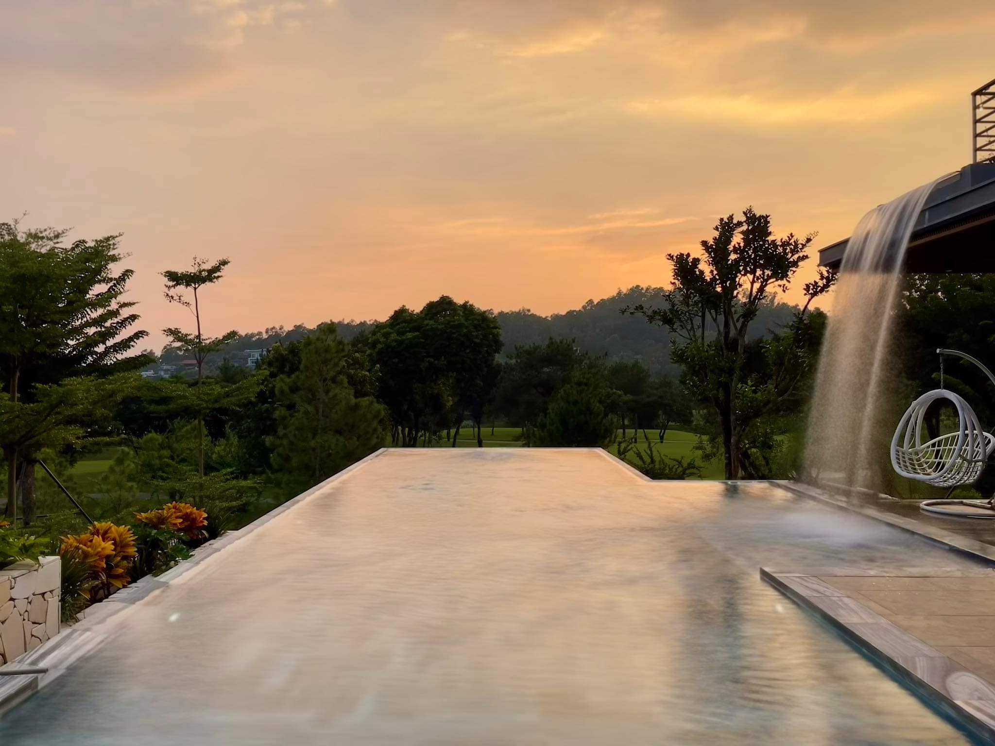 View núi và sân golf Tam Đảo từ bể bơi villa