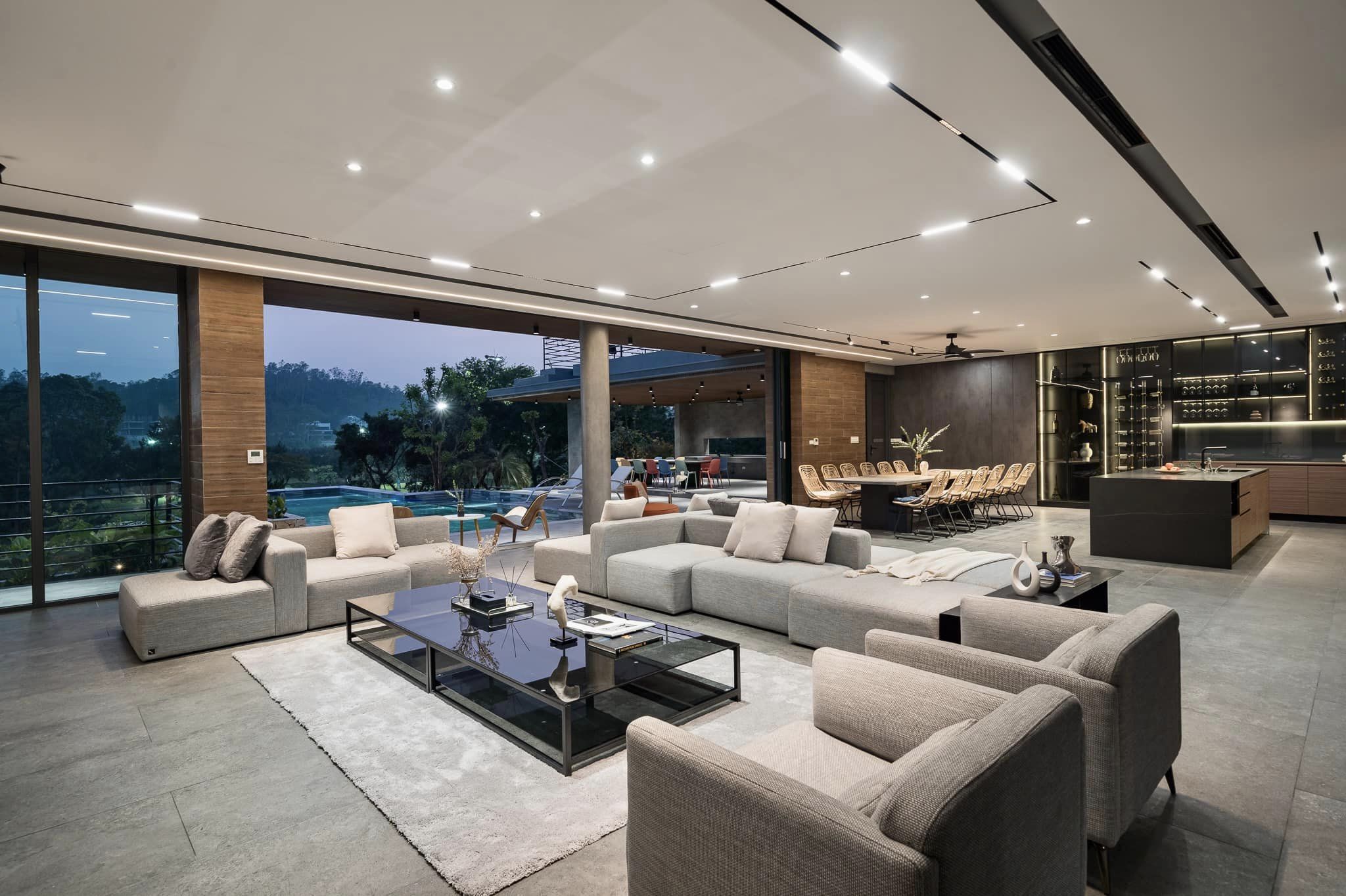 Phòng khách lớn hiện đại view núi rừng Tam Đảo qua cửa kính